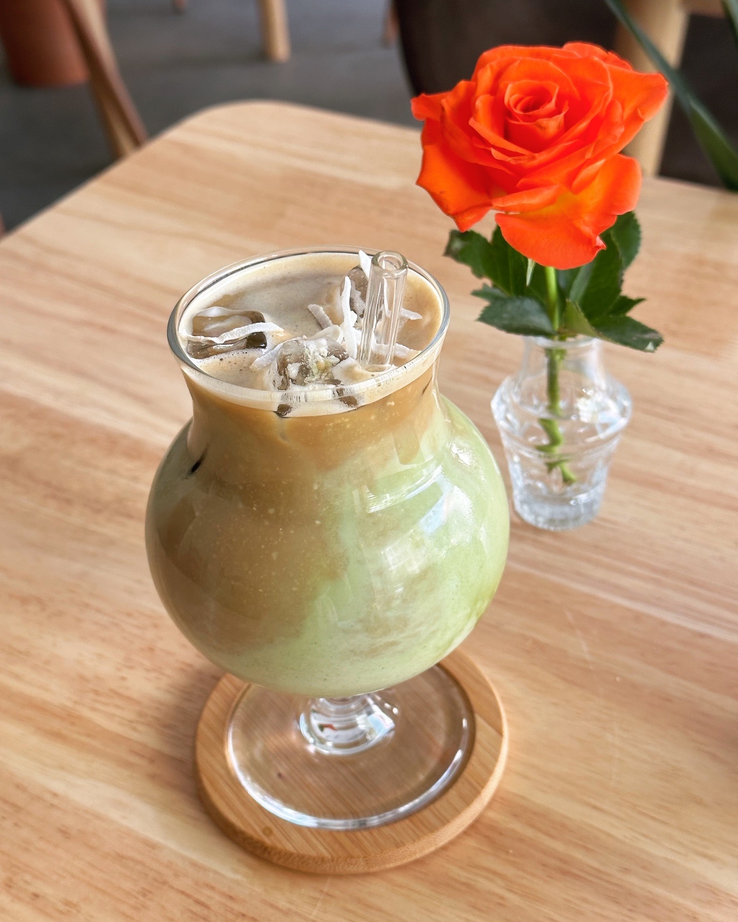 Matcha-Kreation mit Rose