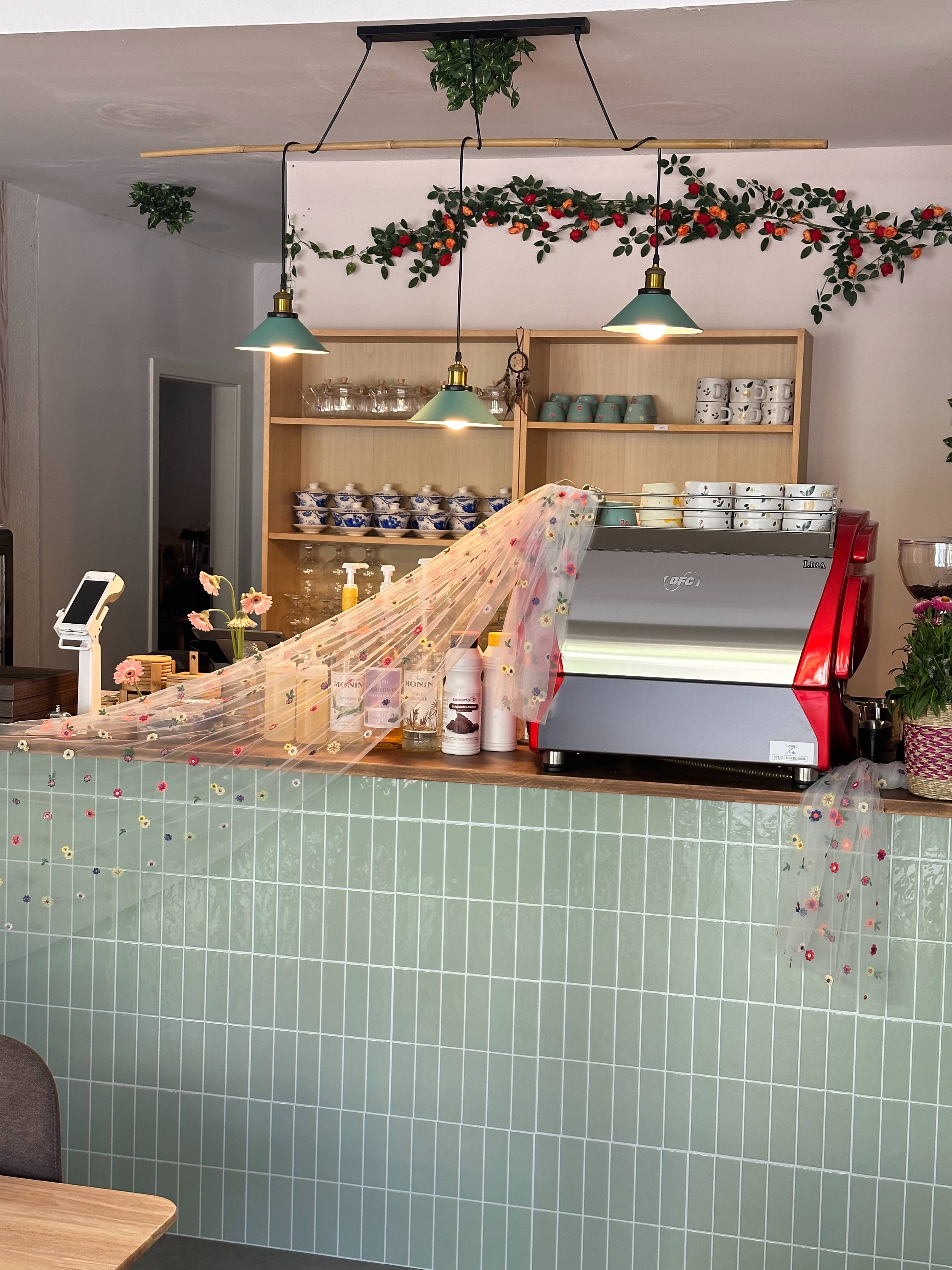 Kaffeebar mit Blumen und Gaiwan